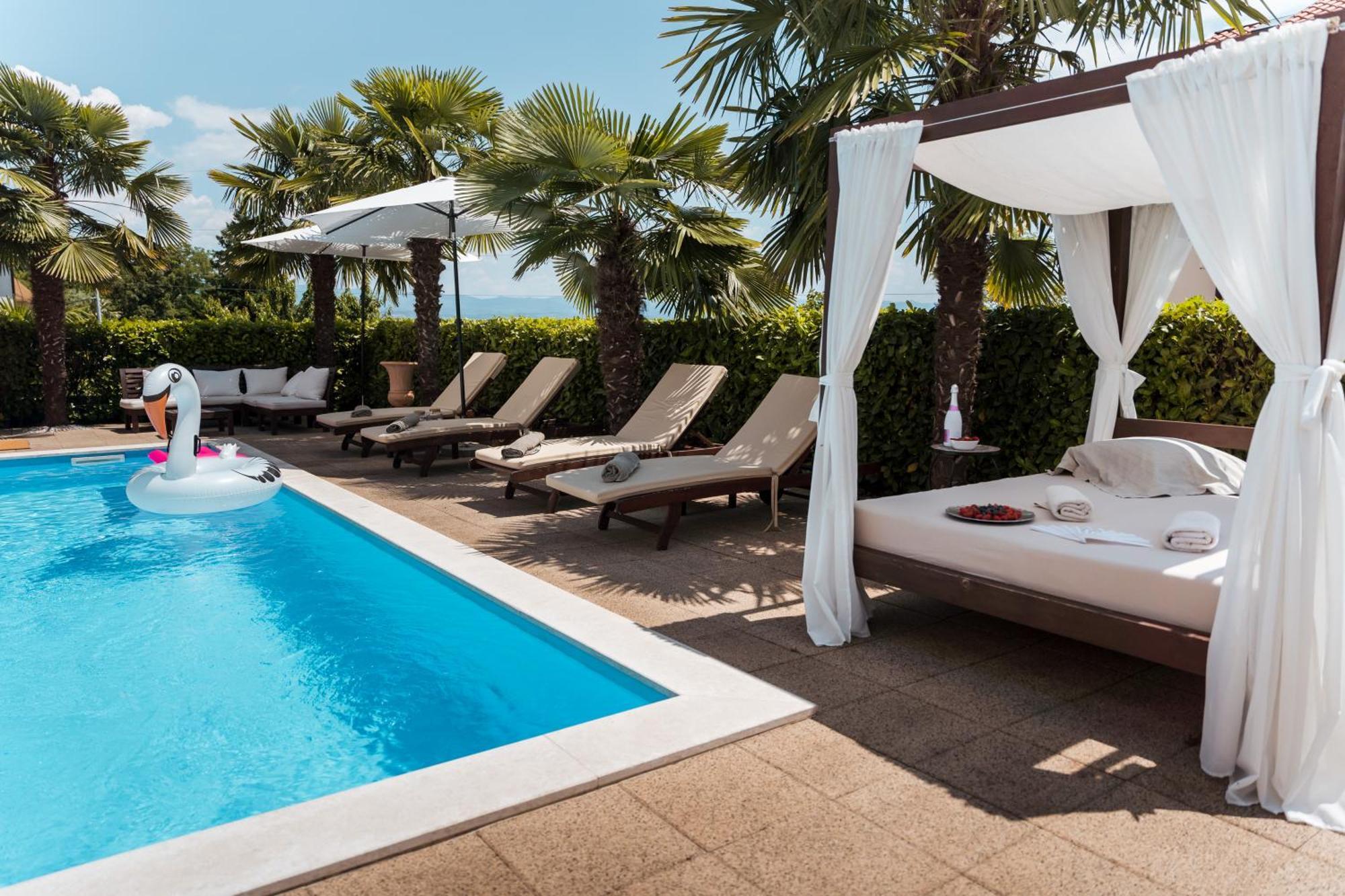 Chiara, Ground Floor By The Pool Apartment Icici