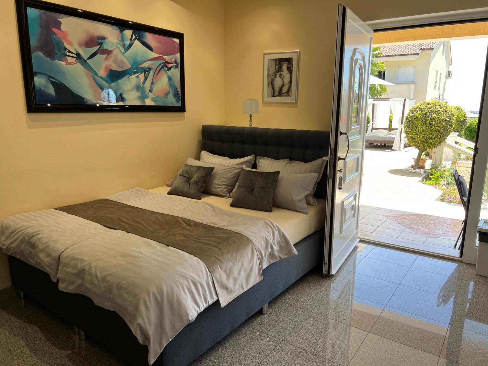 Chiara, Ground Floor By The Pool Apartman
